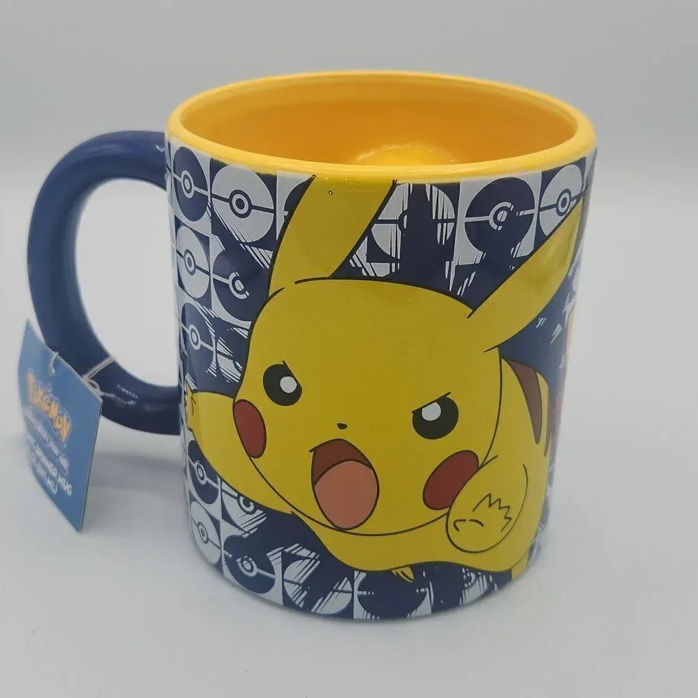 Pokemon mug with spinning poke ball 20oz